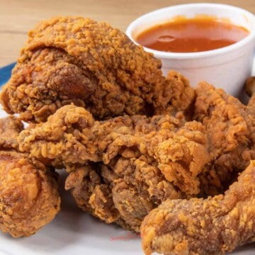 Fried chicken with sauce on a plate.