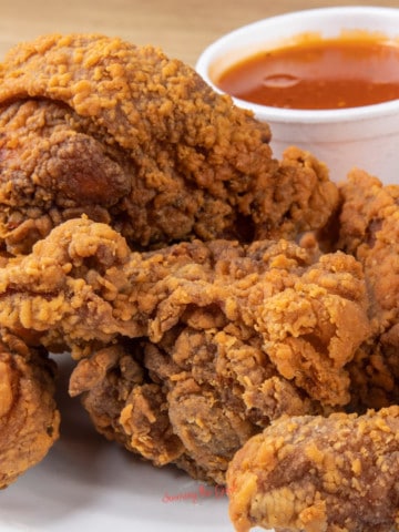 Fried chicken with sauce on a plate.