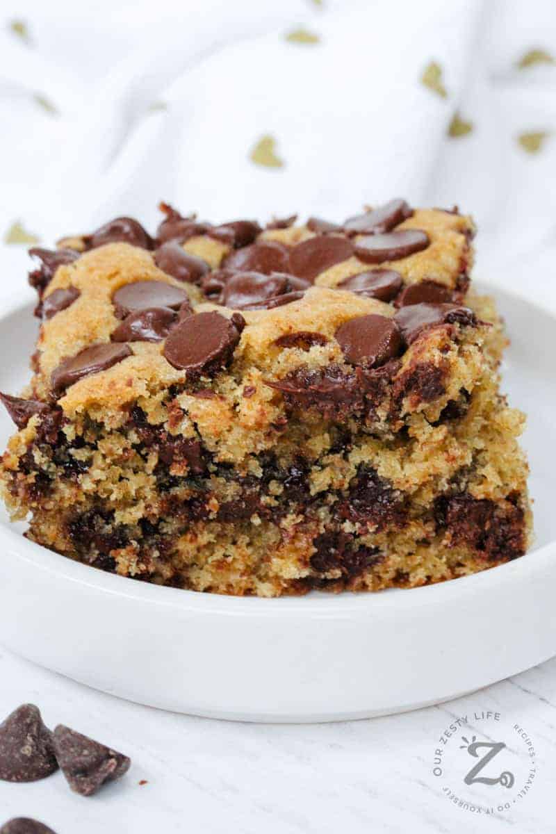 A slice of chocolate chip cookie bars on a plate.