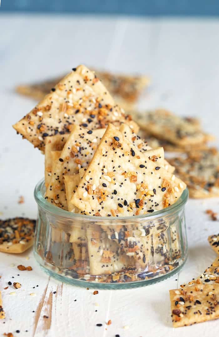 A bowl of crackers with sesame seeds and sesame seeds.