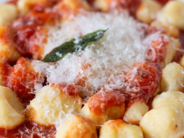 Ricotta gnudi are dumplings of ricotta cheese, flour, egg yolk and salt, similar to their cousin gnocchi but made with ricotta cheese instead of potato.